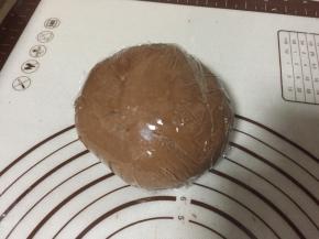 面团整形成圆团包上保鲜膜送入冰箱