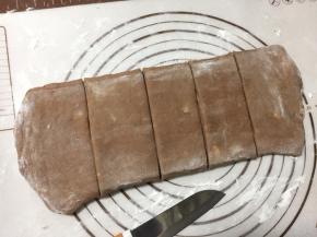 再用锋利的刀将面皮平均切成5片