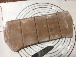 再用锋利的刀将面皮平均切成5片