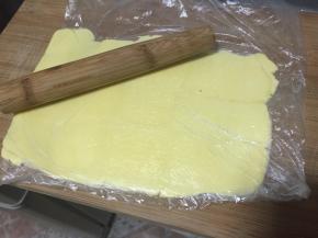 用擀面杖擀压好放入冰箱冷藏30分钟