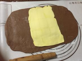 将黄油从冰箱取出放置在可可面皮正中上