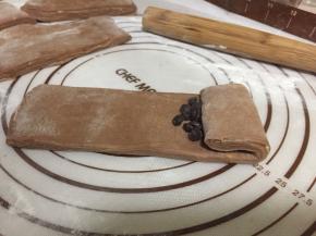 再放入适量的黑巧克力，卷起