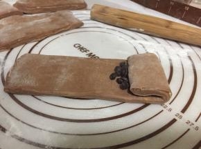 再放入适量的黑巧克力，卷起