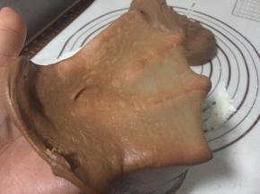 因不是吐司对面团的膜结构不用太高要求，取一团面团，轻拉伸出薄膜，轻戳薄膜洞口周边齿边光滑即可