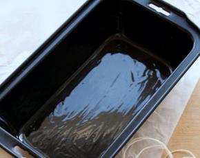 先将模子抺上油，为了烤纸更加贴合。