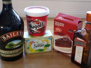 备好材料：
巧克力酱250克，黄油15克，君度力娇酒或Balleys15ml，可可粉适量。
注: 如不用巧克力酱就用巧克力160克加鲜奶油80克,还有水饴10克，其它不变。