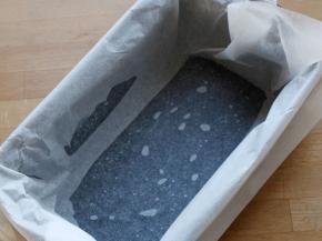 用烤纸铺垫底部和四周，用绳子扎上固定。