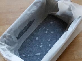 用烤纸铺垫底部和四周，用绳子扎上固定。
