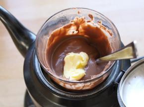 加入黄油，搅拌至完全融入。