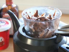 将巧克力酱隔热水加热至完全融化。