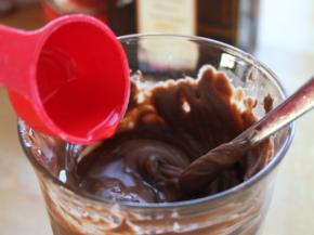 取出容器，倒入君度力娇酒搅拌均匀。