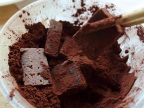 一块块地放入可可粉里面，沾满厚厚一层可可粉即可。