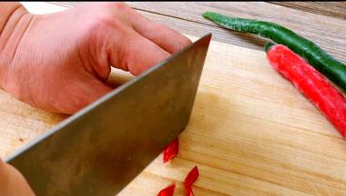 青红椒、小辣椒切斜段