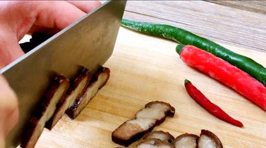 腊肉切约二毫米的厚片