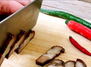 腊肉切约二毫米的厚片