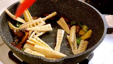 加入笋翻炒均匀