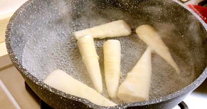 笋加盐，沸水焯烫二分钟