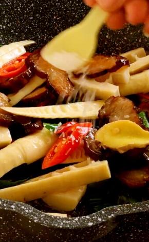 出锅前加入味精拌匀即可出锅