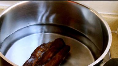 腊肉入水煮三十分钟