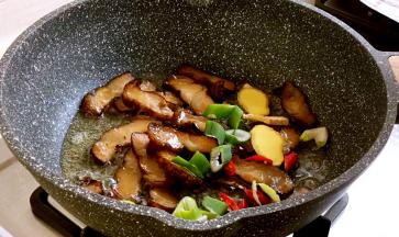 再加入小红椒，葱姜翻炒出香味