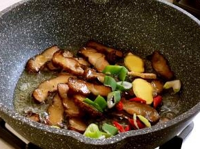 再加入小红椒，葱姜翻炒出香味