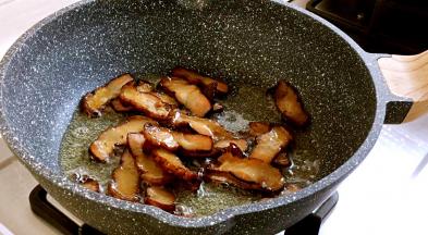 先煸香腊肉至出油
