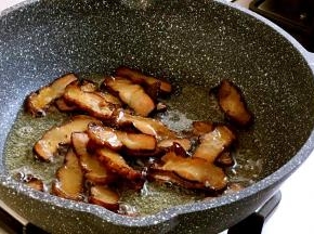 先煸香腊肉至出油