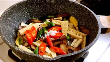 加入青红椒、白糖翻炒均匀