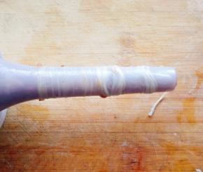 浸泡完的肠衣套在漏斗上