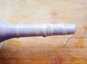 浸泡完的肠衣套在漏斗上