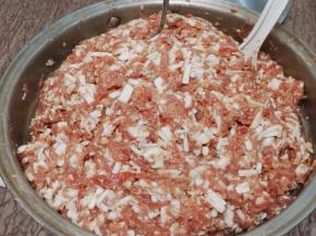 1500克猪肉馅。我选用的是腿肉，肥瘦3：7比例，口感很好 。一部分肉绞成肉馅，另一部分手工切（嫌麻烦的也可以全部放进绞肉机搅碎）