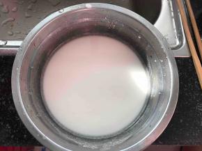 150g淀粉和180g水搅拌均匀，分几次加入肉内搅打，顺时针充分搅拌