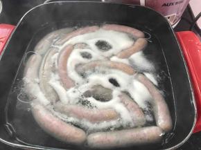 煮一锅水，全程小火。水一定不要烧到沸腾，保持接近沸腾的状态，煮8分钟，香肠浮在水表面基本就熟了，全程不盖锅盖！