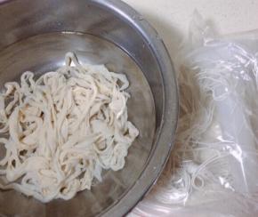 将买来的羊肠衣在水中反复浸泡，去除盐份