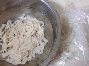 将买来的羊肠衣在水中反复浸泡，去除盐份