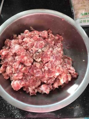 加入盐、黑胡椒粉、香肠调料和料酒顺时针搅拌