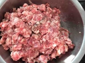 加入盐、黑胡椒粉、香肠调料和料酒顺时针搅拌
