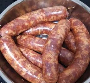 手工灌肠可能会肠衣中进去空气，拿牙签扎破即可 肉馅不能灌得太少也不能太满，用手捏过去再用绳子扎起来