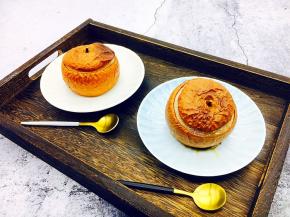 把烤梨取出来，放入盘中。