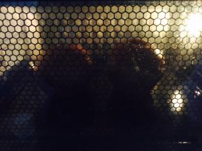 烤了半个小时后，梨的颜色变深，梨肉仍然很硬。烤了一个半小时后，用牙签戳梨肉，梨肉已发软，但是我感觉梨肉的口感还是稍稍有点硬，我将烤箱上下温度调到180度，烤了半个小时，然后达到了梨肉软软的口感，梨皮有些发蔫，梨皮不破损，梨形状完好。 下次试试设置烤箱上下火180度，烤一个半小时的效果如何。