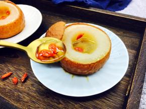 因为梨汁是热的，枸杞放入后变得软软的。