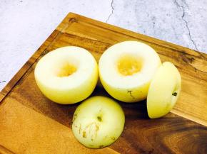 用小刀把梨的核挖去。