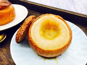 打开梨盖，梨汁咕嘟咕嘟直冒泡，香味扑鼻。