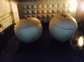 把梨放在烤盘上，置入烤箱里的中层。