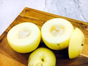 放入4～5块的冰糖。