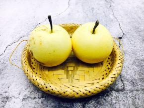 皇冠梨2只。梨确有润肺清燥、止咳化痰、养血生肌的作用。因此对患急性气管炎和上呼吸道感染的患者出现的咽喉干、痒、痛、音哑、痰稠、便秘、尿赤均有良效。梨又有降低血压和滋阴清热的效果，所以高血压、肝炎、肝硬化病人常吃梨有好处。