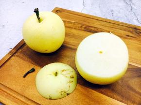 将梨的顶端切下来，把梨把剪下去。