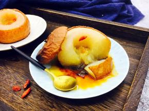 用小勺轻轻一戳梨肉，绵软香甜，梨的底部渗出焦糖色梨汁，淡淡的焦糖的味道令人很有食欲。