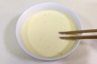 用筷子搅打均匀，使鸡蛋和面糊融合在一起。