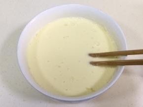 用筷子搅打均匀，使鸡蛋和面糊融合在一起。